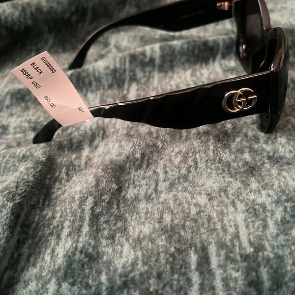 Authentic Gucci Sunglasses never worn!!! Brand new display picture 3